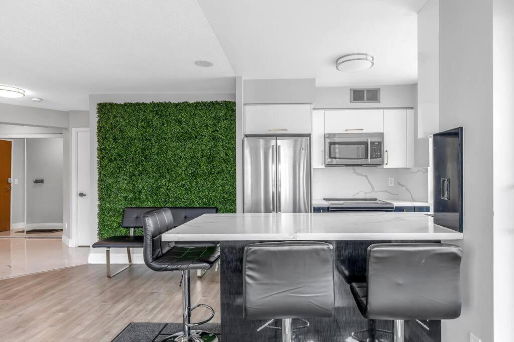 2 Bedroom Waterfront Condo Downtown W/ Free Parking Toronto Exteriér fotografie