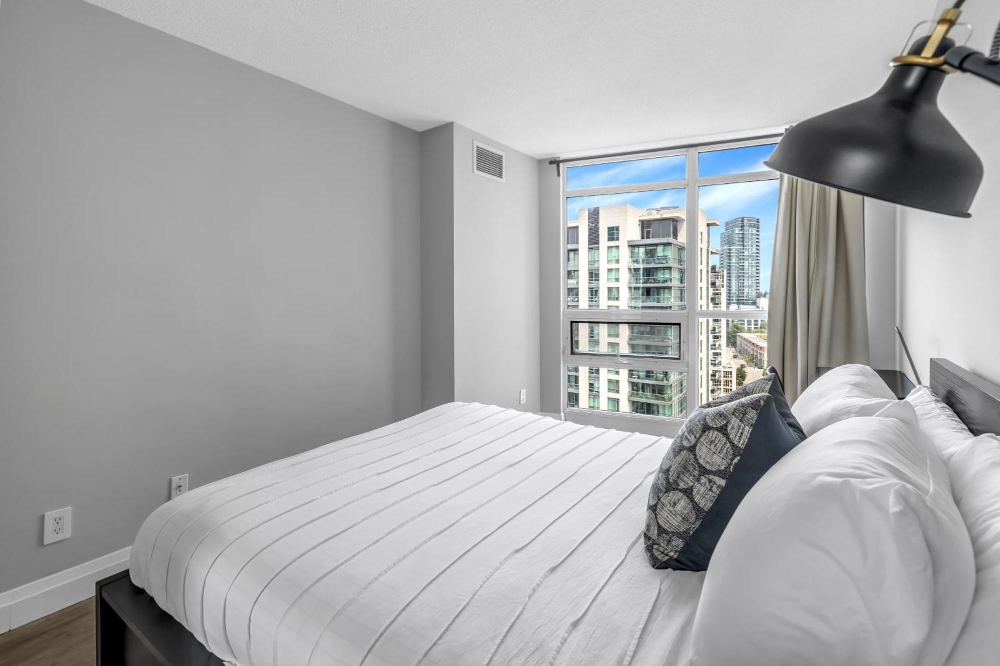 2 Bedroom Waterfront Condo Downtown W/ Free Parking Toronto Exteriér fotografie